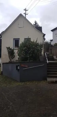 Das Gebäude in dem sich das Ferienhaus befindet