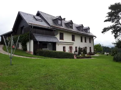 Ein Garten an der Unterkunft Ferienwohnung Hügelhaus