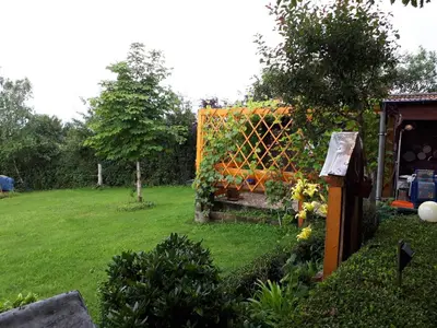 Ein Garten an der Unterkunft Ferienwohnung Hügelhaus