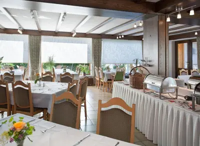 Ein Restaurant oder anderes Speiselokal in der Unterkunft Landhotel Karrenberg
