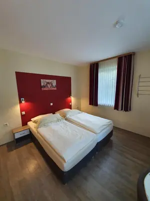 Ein Bett oder Betten in einem Zimmer der Unterkunft Hotel Bergschlösschen