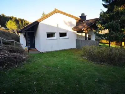 Ein Garten an der Unterkunft Maja am See