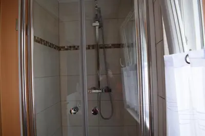 Ein Badezimmer in der Unterkunft Marktstübchen, Einzelzimmer
