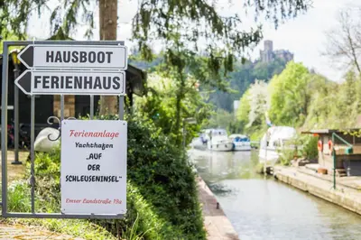 Naturlandschaft in der Nähe des Bootes