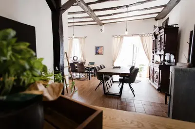Ein Sitzbereich in der Unterkunft Seminarhaus Heim Retreat, Fachwerkhaus von 1451, Yoga, Naturgarten für 10 Personen