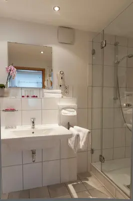 Ein Badezimmer in der Unterkunft Merker's Hotel & Restaurant Bostalsee