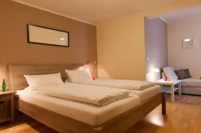 Ein Bett oder Betten in einem Zimmer der Unterkunft Merker's Hotel & Restaurant Bostalsee