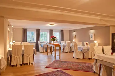 Ein Sitzbereich in der Unterkunft Merker's Hotel & Restaurant Bostalsee