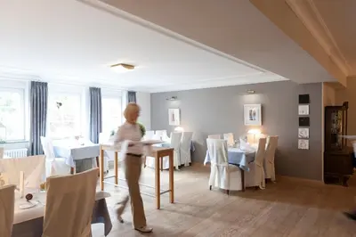 Ein Restaurant oder anderes Speiselokal in der Unterkunft Merker's Hotel & Restaurant Bostalsee