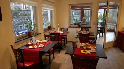 Ein Restaurant oder anderes Speiselokal in der Unterkunft Hotel Arns