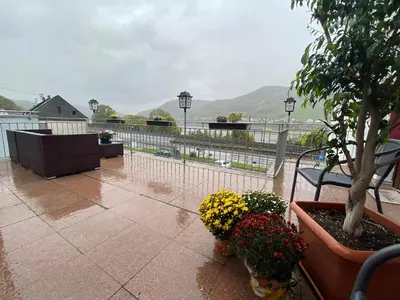 Ein allgemeiner Bergblick oder ein Berglick von des Bed & Breakfasts aus