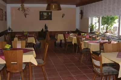 Ein Restaurant oder anderes Speiselokal in der Unterkunft Pension Hermes