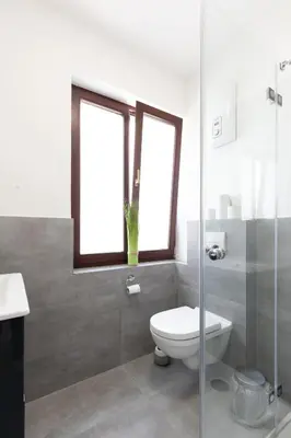 Ein Badezimmer in der Unterkunft Rhein-Lahn Living - Modernes Design - Kontaktloser Zugang - Zentrale Lage nahe Rhein und Martinsburg - Apartments mit Küche & Wohnzimmer