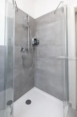 Ein Badezimmer in der Unterkunft Rhein-Lahn Living - Modernes Design - Kontaktloser Zugang - Zentrale Lage nahe Rhein und Martinsburg - Apartments mit Küche & Wohnzimmer