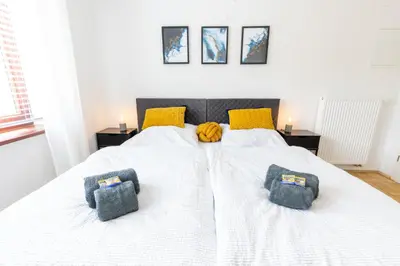 Ein Bett oder Betten in einem Zimmer der Unterkunft Rhein-Lahn Living - Modernes Design - Kontaktloser Zugang - Zentrale Lage nahe Rhein und Martinsburg - Apartments mit Küche & Wohnzimmer