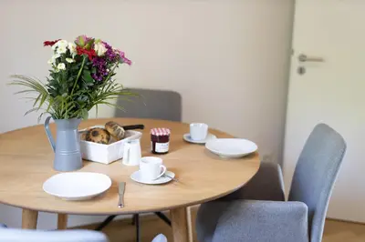 Ein Sitzbereich in der Unterkunft Rhein-Lahn Living - Modernes Design - Kontaktloser Zugang - Zentrale Lage nahe Rhein und Martinsburg - Apartments mit Küche & Wohnzimmer