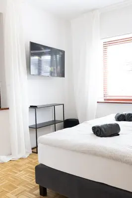 TV/Unterhaltungsangebot in der Unterkunft Rhein-Lahn Living - Modernes Design - Kontaktloser Zugang - Zentrale Lage nahe Rhein und Martinsburg - Apartments mit Küche & Wohnzimmer