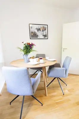 Ein Sitzbereich in der Unterkunft Rhein-Lahn Living - Modernes Design - Kontaktloser Zugang - Zentrale Lage nahe Rhein und Martinsburg - Apartments mit Küche & Wohnzimmer