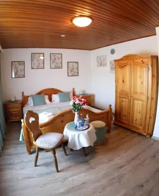 Ein Sitzbereich in der Unterkunft Hotel-Restaurant Zum Burgkeller