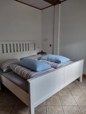 Ein Bett oder Betten in einem Zimmer der Unterkunft Ferienwohnung zur Töpferstube 2 - 2025