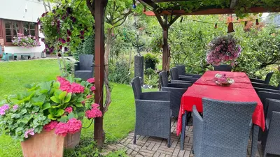 Ein Garten an der Unterkunft Am Teich