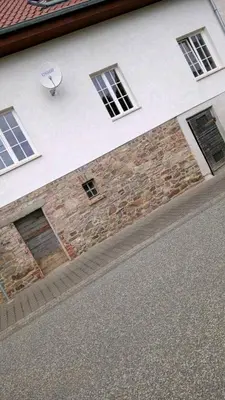 Das Gebäude in dem sich das Ferienhaus befindet