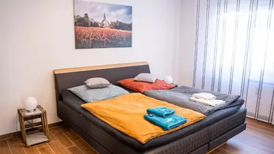 Ein Bett oder Betten in einem Zimmer der Unterkunft Rheintal-Ferien - 90 qm Ferienwohnung mit Wine & Style - Dein Urlaub am Rhein