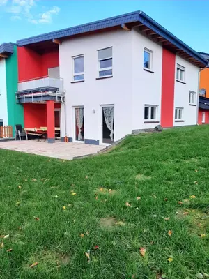 Das Gebäude in dem sich das Ferienhaus befindet