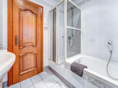 Ein Badezimmer in der Unterkunft Spacious flat in Adenau near the Nürburgring