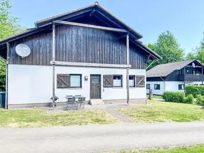 Das Gebäude in dem sich das Ferienhaus befindet