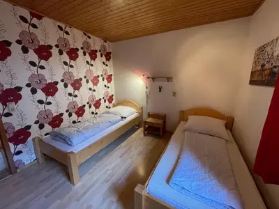 Ein Bett oder Betten in einem Zimmer der Unterkunft Holiday Home Haus Tausendschön by Interhome