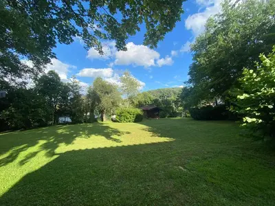 Ein Garten an der Unterkunft Holzhaus auf 2000qm in traumhafter Lage, KEINE Partygruppen