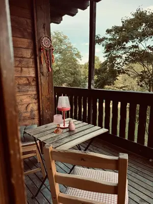 Ein Balkon oder eine Terrasse in der Unterkunft Holzhaus auf 2000qm in traumhafter Lage, KEINE Partygruppen