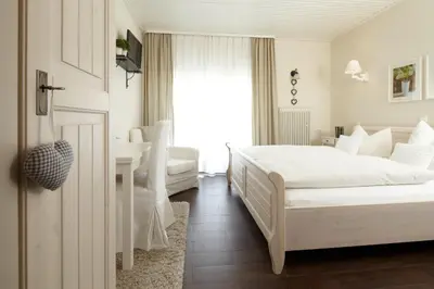 Ein Bett oder Betten in einem Zimmer der Unterkunft Hotel Pfälzer Hof