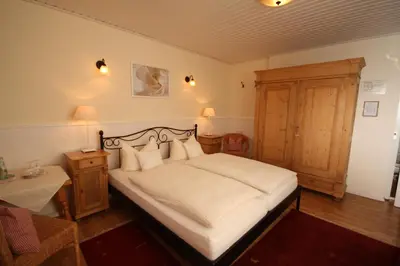 Ein Bett oder Betten in einem Zimmer der Unterkunft Hotel Pfälzer Hof