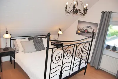 Ein Bett oder Betten in einem Zimmer der Unterkunft Stilvolles Eifelhaus am Nürburgring mit eigenem Garten