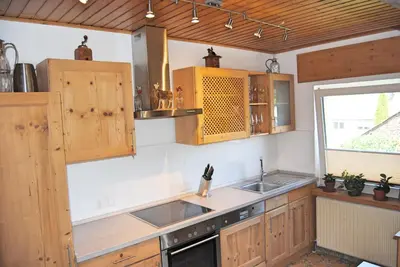 Küche/Küchenzeile in der Unterkunft Stilvolles Eifelhaus am Nürburgring mit eigenem Garten