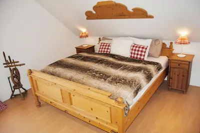 Ein Bett oder Betten in einem Zimmer der Unterkunft Stilvolles Eifelhaus am Nürburgring mit eigenem Garten