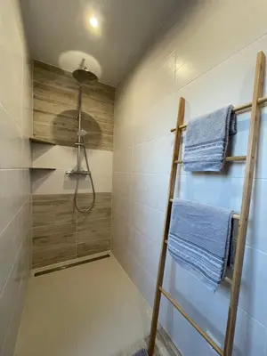 Ein Badezimmer in der Unterkunft Haus Lotusblüte