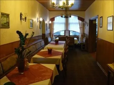 Ein Bett oder Betten in einem Zimmer der Unterkunft Hotel zur Post Garni