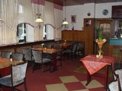 Ein Sitzbereich in der Unterkunft Hotel zur Post Garni