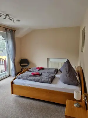 Ein Bett oder Betten in einem Zimmer der Unterkunft Ferienweingut Arnold Fuhrmann & Sohn