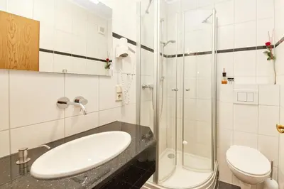 Ein Badezimmer in der Unterkunft Hotel Café Ernst