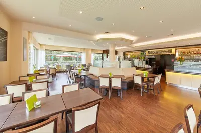 Ein Restaurant oder anderes Speiselokal in der Unterkunft Hotel Café Ernst