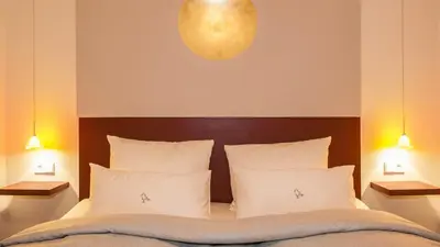 Ein Bett oder Betten in einem Zimmer der Unterkunft Romantik Hotel Meisenheimer Hof