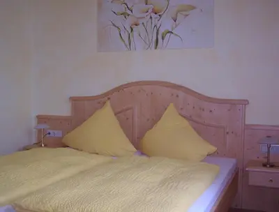 Ein Bett oder Betten in einem Zimmer der Unterkunft Zur Rotenfelsstube