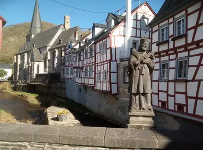 Das Gebäude in dem sich das Ferienhaus befindet