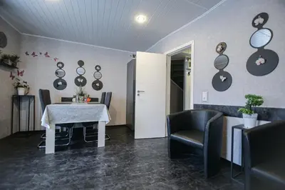 Ein Sitzbereich in der Unterkunft Modern mitten in der Stadt und doch sehr ruhig 2 Minuten zu Therme