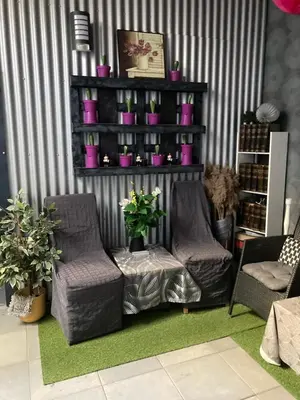 Ein Sitzbereich in der Unterkunft Modern mitten in der Stadt und doch sehr ruhig 2 Minuten zu Therme