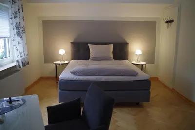 Ein Bett oder Betten in einem Zimmer der Unterkunft Gästehaus No. 3